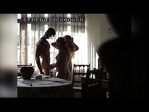 ❤️ Sexu-lagunek gizon erraldoi bat eta hirukote batera gonbidatzen dituzte berarekin Porno pornoan eu.pornovore.ru ❌❤