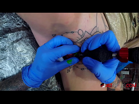 ❤️ Sully Savage-k izugarri tatuatu zuen klitorian tatuaje bat egin zuen Porno pornoan eu.pornovore.ru ❌❤